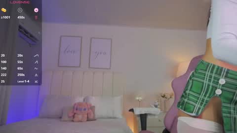 Snapshot of cristal_bunny chatting on 04/30/26, 12:06 Cristal online show from 04/30/26, 12:06