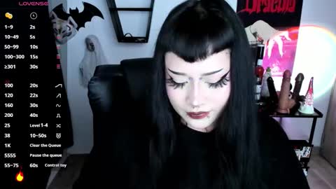 Snapshot of cristal_kosh chatting on 10/27/25, 11:31 Cris online show from 10/27/25, 11:31