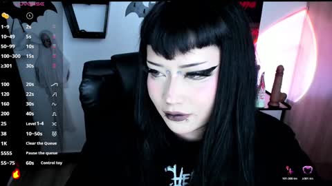 Snapshot of cristal_kosh chatting on 11/22/25, 11:15 Cris online show from 11/22/25, 11:15