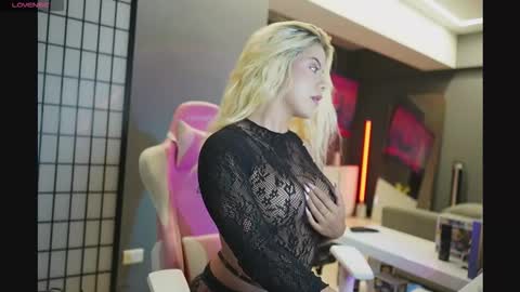 Snapshot of cristalhill chatting on 11/20/25, 05:29 Laura online show from 11/20/25, 05:29