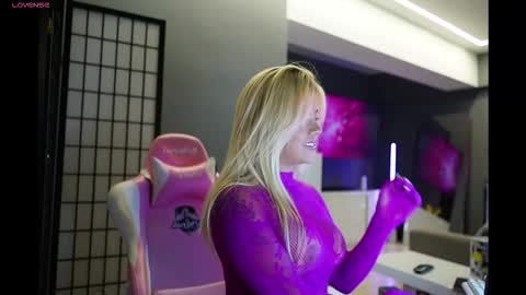 Snapshot of cristalhill chatting on 11/21/25, 09:08 Laura online show from 11/21/25, 09:08