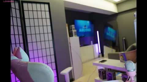 Snapshot of cristalhill chatting on 11/22/25, 04:11 Laura online show from 11/22/25, 04:11