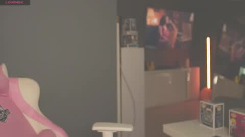 Snapshot of cristalhill chatting on 11/29/25, 11:41 Laura online show from 11/29/25, 11:41