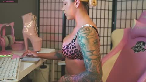 Snapshot of cristalhill chatting on 12/03/25, 02:41 Laura online show from 12/03/25, 02:41