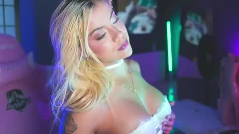 Snapshot of cristalhill chatting on 12/21/25, 12:18 Laura online show from 12/21/25, 12:18