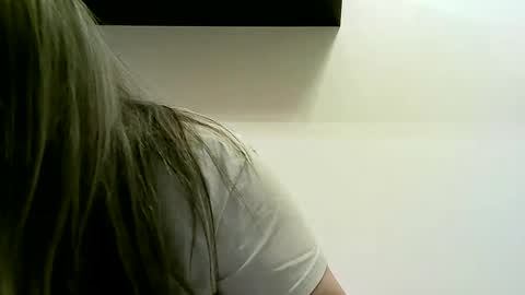 Snapshot of cristina20021991 chatting on 01/01/25, 04:39 cristina20021991 online show from 01/01/25, 04:39