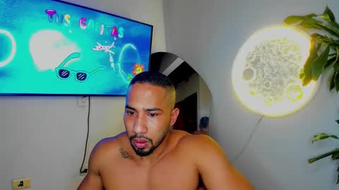 Snapshot of cristobal12cock chatting on 12/19/25, 12:01 Cristian online show from 12/19/25, 12:01