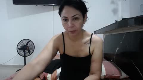 crisyoha4020 online show from 10/18/25, 08:09