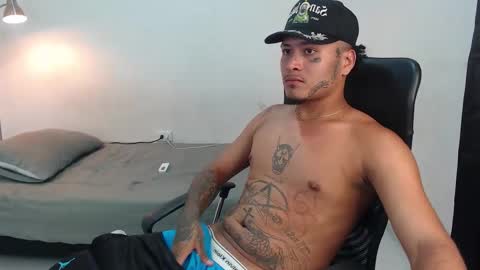 crow_black00 online show from 09/23/25, 06:27