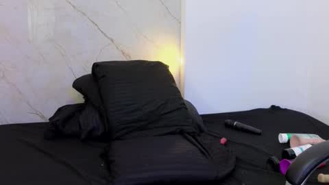 Snapshot of cry_baby800 chatting on 03/07/26, 01:24 Cry online show from 03/07/26, 01:24