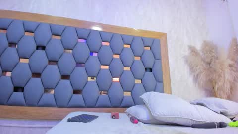 crystal_sm online show from 12/23/25, 03:48