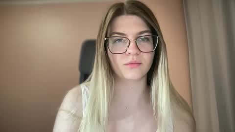 Snapshot of crystalblush01 chatting on 03/06/26, 06:37 crystalblush01 online show from 03/06/26, 06:37