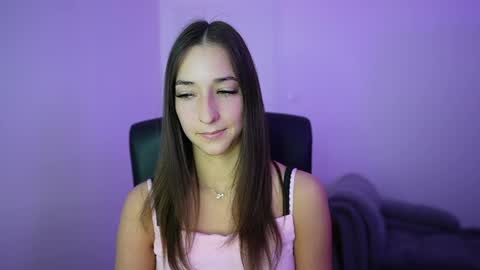 Snapshot of crystalbrunette18 chatting on 05/22/26, 01:06 Crystalbrunette18 online show from 05/22/26, 01:06