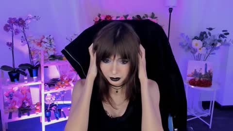 Snapshot of crystallbloom chatting on 12/16/25, 05:18 crystallbloom online show from 12/16/25, 05:18