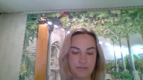 Snapshot of crystalqueen888 chatting on 03/29/26, 08:14 Julianna online show from 03/29/26, 08:14