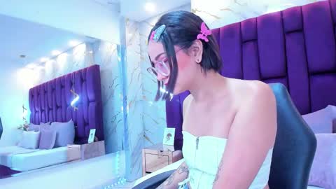 Snapshot of crystalstonee1 chatting on 02/19/26, 09:00 Crystal online show from 02/19/26, 09:00