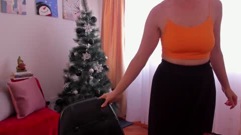 Snapshot of cuddlingbunnny chatting on 12/17/24, 06:42 Leonela online show from 12/17/24, 06:42