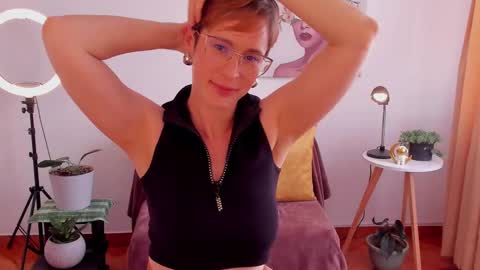 Snapshot of cuddlingbunnny chatting on 02/28/25, 09:23 Leonela online show from 02/28/25, 09:23