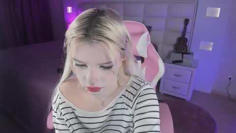 Snapshot of cuddly_kitten chatting on 09/22/25, 10:12 Cuddly Kitten online show from 09/22/25, 10:12