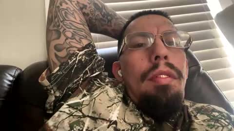 Snapshot of cuete2100 chatting on 11/22/25, 05:12 cuete2100 online show from 11/22/25, 05:12