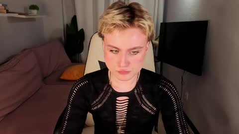 Snapshot of cumboydoll chatting on 05/04/26, 01:18 Ellio online show from 05/04/26, 01:18
