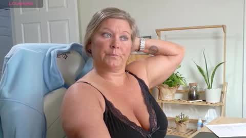 Snapshot of curiouscouple3143 chatting on 02/10/26, 06:34 curious couple online show from 02/10/26, 06:34