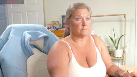 Snapshot of curiouscouple3143 chatting on 02/11/26, 06:35 curious couple online show from 02/11/26, 06:35