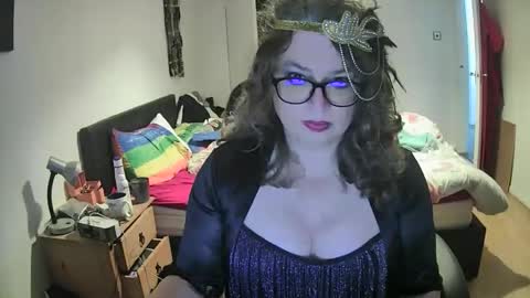 Snapshot of curleyshirley chatting on 11/02/25, 10:23 Shirley online show from 11/02/25, 10:23