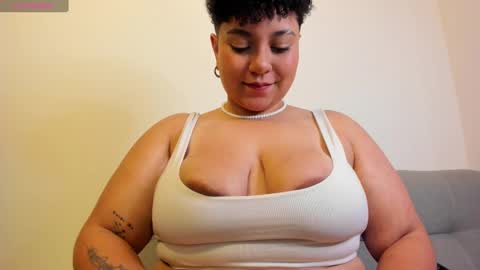 Snapshot of curly_cam_queen chatting on 03/02/25, 03:02 Bruna  online show from 03/02/25, 03:02