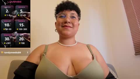 Snapshot of curly_cam_queen chatting on 03/03/25, 09:05 Bruna  online show from 03/03/25, 09:05