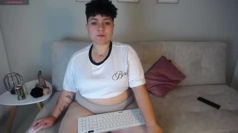 Snapshot of curly_cam_queen chatting on 09/27/25, 02:27 Bruna  online show from 09/27/25, 02:27