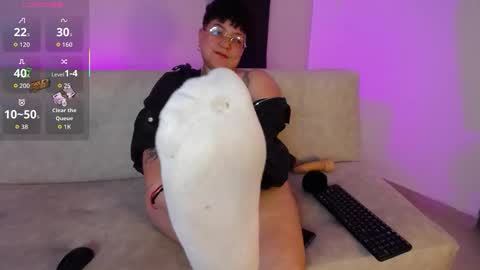 Snapshot of curly_cam_queen chatting on 01/06/26, 08:18 Bruna online show from 01/06/26, 08:18