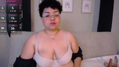 Snapshot of curly_cam_queen chatting on 07/18/26, 10:57 Bruna online show from 07/18/26, 10:57