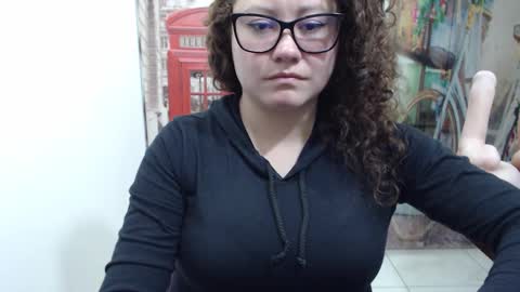 Snapshot of curly_greeneyed chatting on 12/19/25, 08:27 Vannesa online show from 12/19/25, 08:27