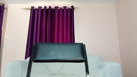 Essie online show from 09/10/25, 09:42