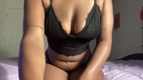 Snapshot of curvycutie1818 chatting on 12/18/24, 03:47 Curvycutie18 online show from 12/18/24, 03:47