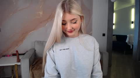 Snapshot of cute18cute chatting on 01/22/25, 08:07 Kira  online show from 01/22/25, 08:07