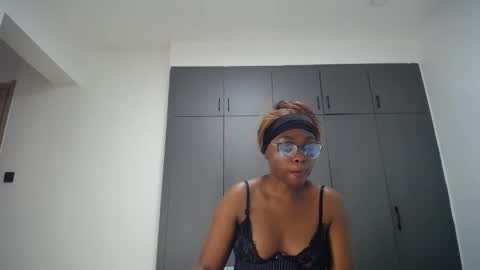 Liya online show from 04/25/26, 01:41