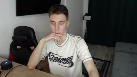 Snapshot of cute_brian chatting on 02/18/25, 06:15 Im Brian online show from 02/18/25, 06:15