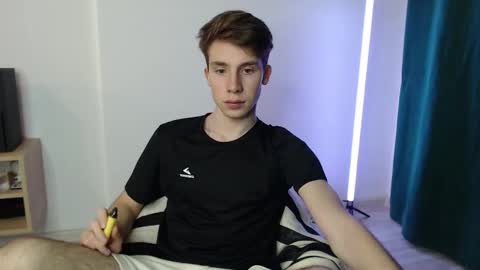 Snapshot of cute_brian chatting on 11/15/25, 03:52 Im Brian online show from 11/15/25, 03:52