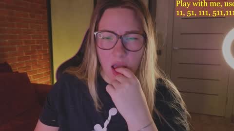Snapshot of cute_darina chatting on 12/12/24, 01:43 Everyday stream in the same time online show from 12/12/24, 01:43