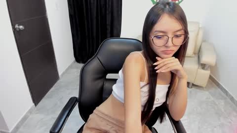 Snapshot of cute_fox_1 chatting on 01/06/26, 02:54 Bella Fox online show from 01/06/26, 02:54