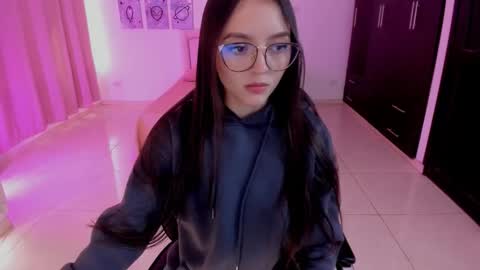 Snapshot of cute_fox_1 chatting on 01/12/26, 02:44 Bella Fox online show from 01/12/26, 02:44