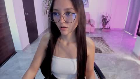 Snapshot of cute_fox_1 chatting on 03/06/26, 03:52 Bella Fox online show from 03/06/26, 03:52