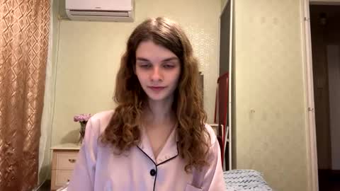 cute_kitte online show from 10/19/25, 05:57
