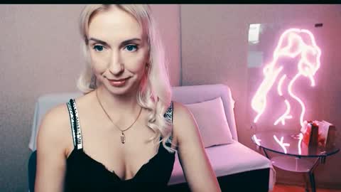 cute_smile_shy online show from 10/28/25, 08:44