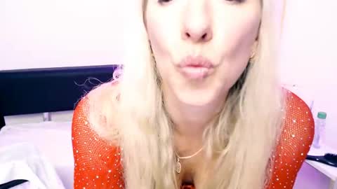 cute_smile_shy online show from 06/26/26, 11:09