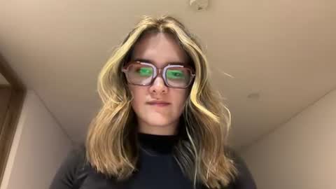 Snapshot of cutebunny_21 chatting on 06/18/26, 12:33 CuteBunny 21 online show from 06/18/26, 12:33