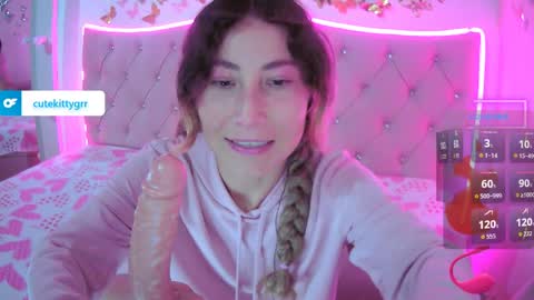 Snapshot of cuteee_kitty chatting on 04/08/26, 01:33 Kitty online show from 04/08/26, 01:33