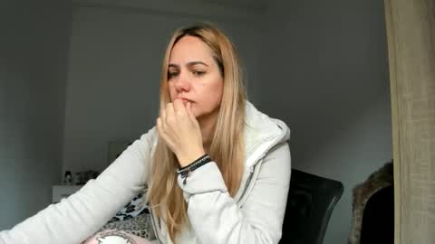 Snapshot of cutehana chatting on 10/02/25, 06:53 MADY online show from 10/02/25, 06:53